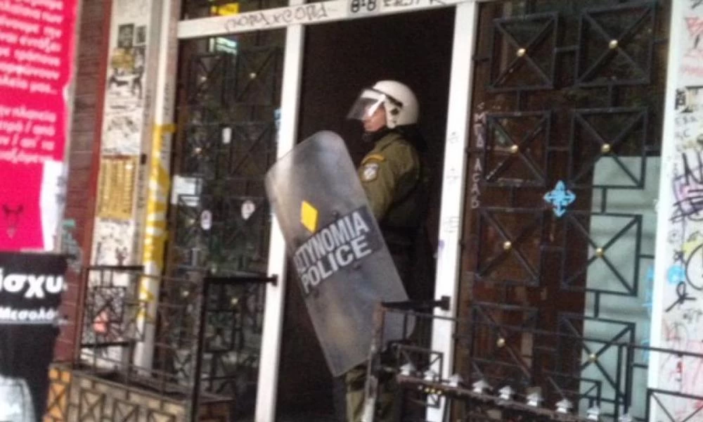 Επέτειος Γρηγορόπουλος: Καρέ-καρέ η επιχείρηση της αστυνομίας σε πολυκατοικία στα Εξάρχεια